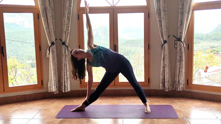 Postura del triángulo en yoga