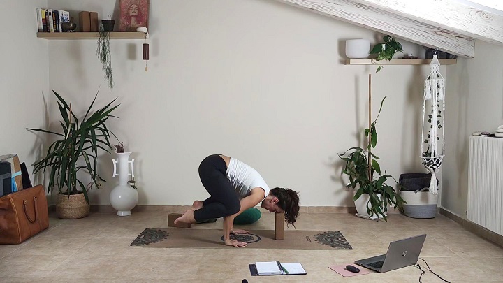Posturas de equilibrios de brazos en yoga