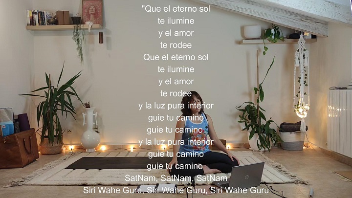 Cantamos en directo en clase de yoga