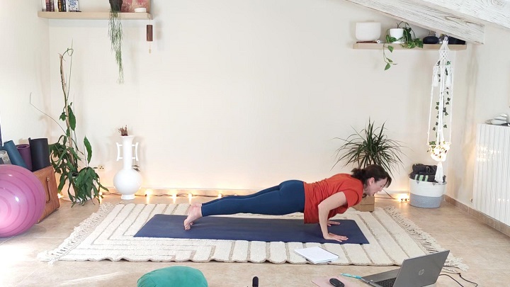 Clase de yoga en directo del 27-4-26 Vinyasa en directo fuerza en piernas