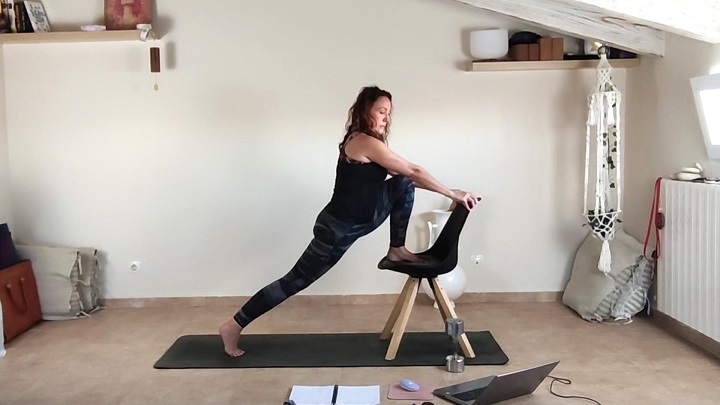 Directo de yoga y fuerza con silla